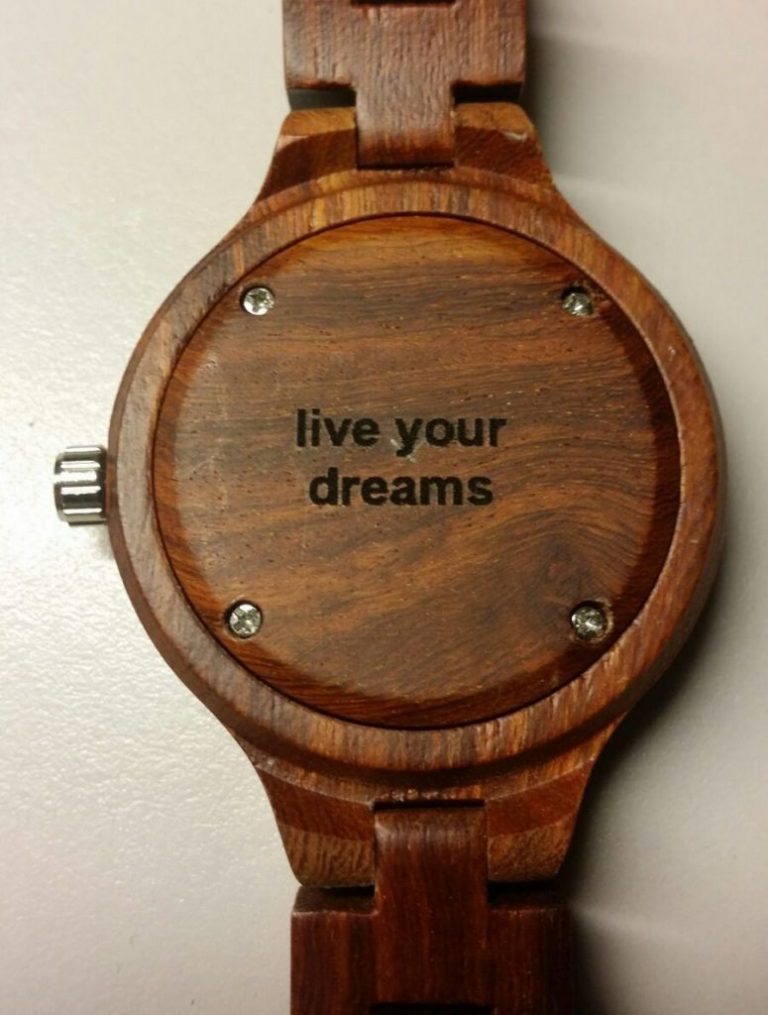 Een trendy en persoonlijk cadeau met een houten horloge graveren tag10.nl